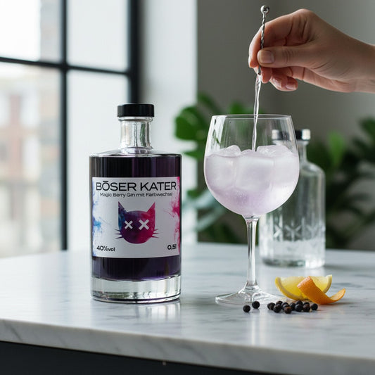 Schwarzbach Spirits BÖSER KATER Magic Berry Gin mit Farbwechsel, 40% Vol., 0.5l, mit Katzenmotiv und Farbverlauf von Blau zu Pink.