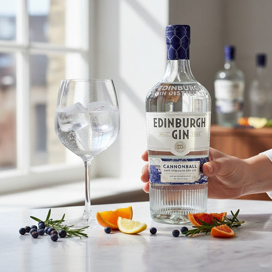 Schwarzbach Spirits: Edinburgh Gin Cannonball Navy Strength Gin mit 57,2% Vol. und Garnitur aus Wacholder, Rosmarin, Orange und Zitrone.