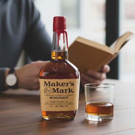 Schwarzbach Spirits: Maker's Mark Kentucky Straight Bourbon Whisky 1L mit 45% Vol. mit rotem Wachssiegel und einem Glas Bourbon daneben.