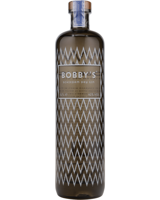 Schwarzbach Spirits Bobby’s Schiedam Dry Gin in einer markanten Flasche mit indonesisch inspiriertem Zickzack-Muster.