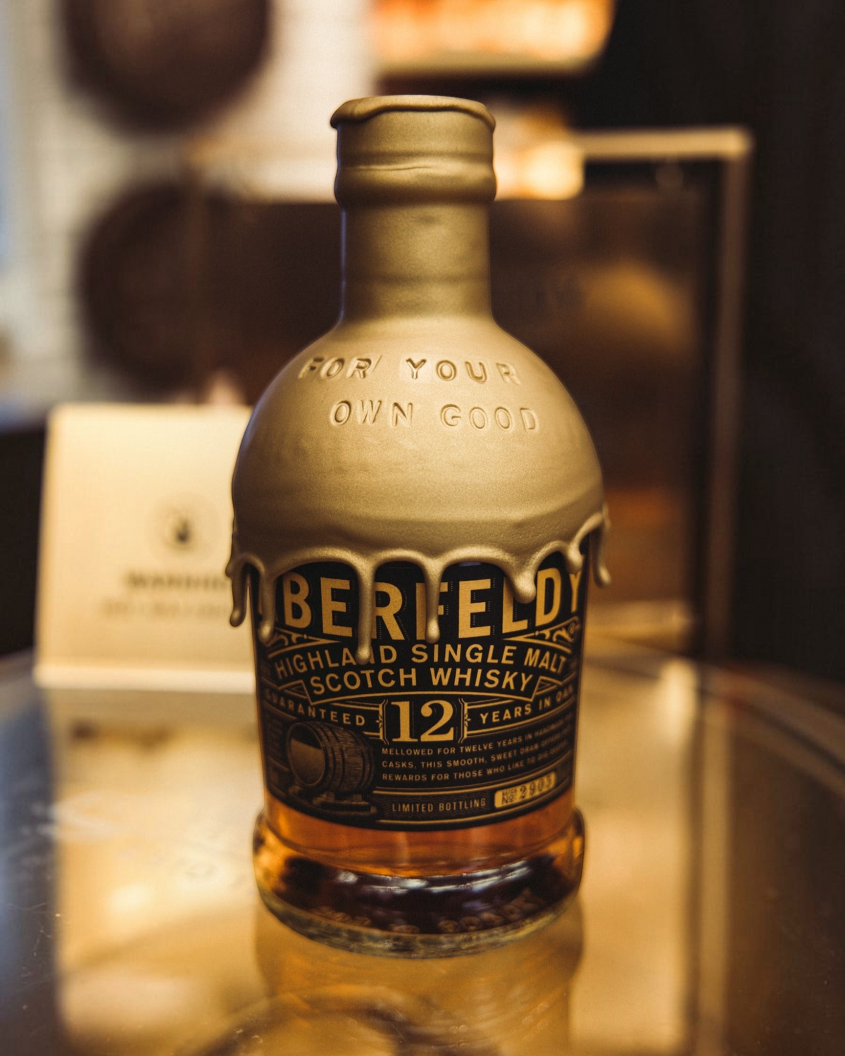 Schwarzbach Spirits Aberfeldy 12 Jahre Whisky Flasche mit handgetauchtem goldenem Wachsverschluss und Gravur