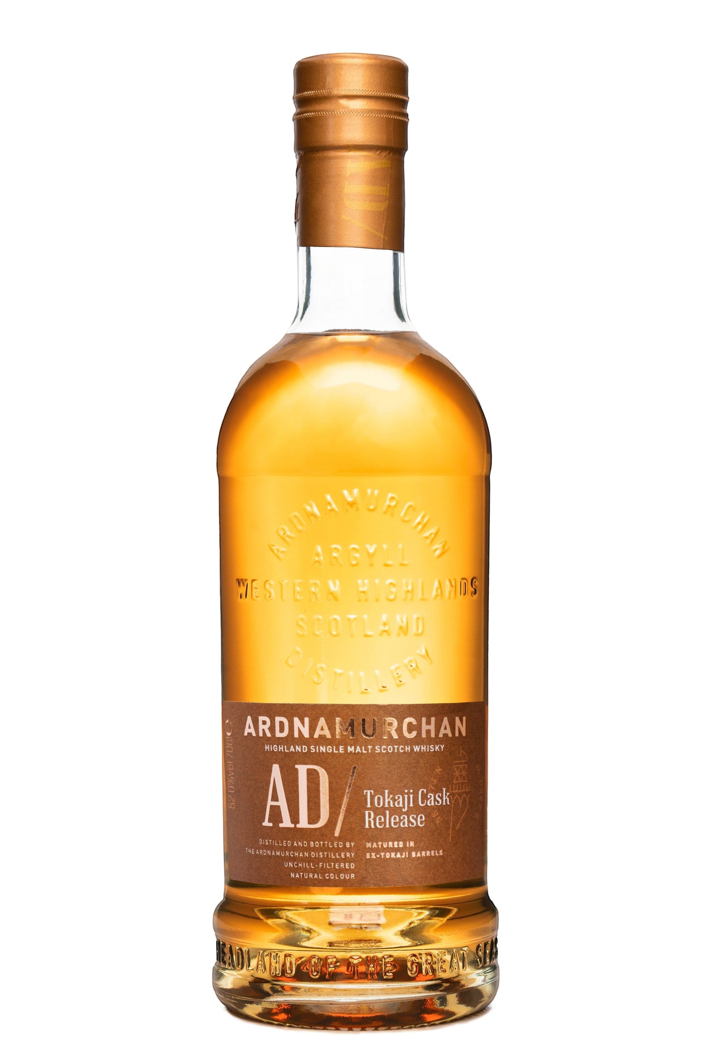 Schwarzbach Spirits Ardnamurchan Tokaji Cask Release Single Malt Whisky mit goldener Farbe in der Glasflasche.