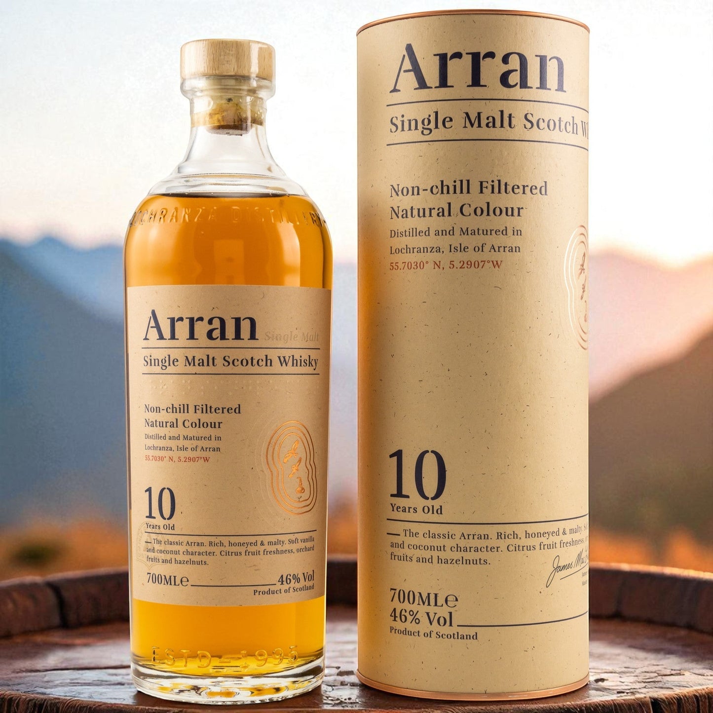Schwarzbach Spirits Arran 10 Jahre Single Malt Scotch Whisky mit Geschenkdose auf einem Holzfass im Freien