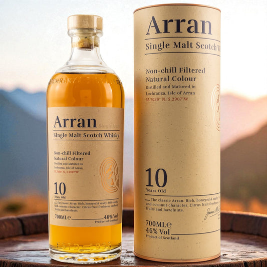 Schwarzbach Spirits Arran 10 Jahre Single Malt Scotch Whisky mit Geschenkdose auf einem Holzfass im Freien