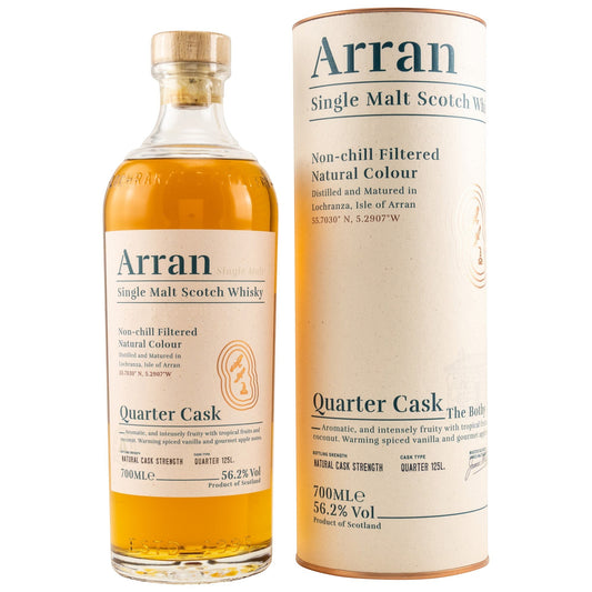 Schwarzbach Spirits Arran Bothy Quarter Cask Single Malt Scotch Whisky mit Geschenkdose auf weißem Hintergrund.