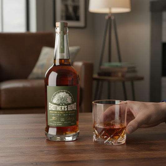 Schwarzbach Spirits: Brother's Bond American Blended Rye Whiskey in einer Flasche und einem Glas auf einem Holztisch.