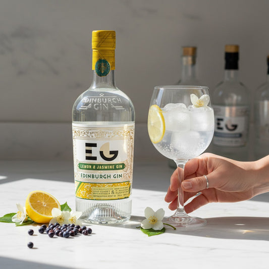 Schwarzbach Spirits Edinburgh Gin Lemon & Jasmine 40% Vol. 0.7L Flasche mit gelbem Etikett und Zitronen- und Jasmin-Motiven.