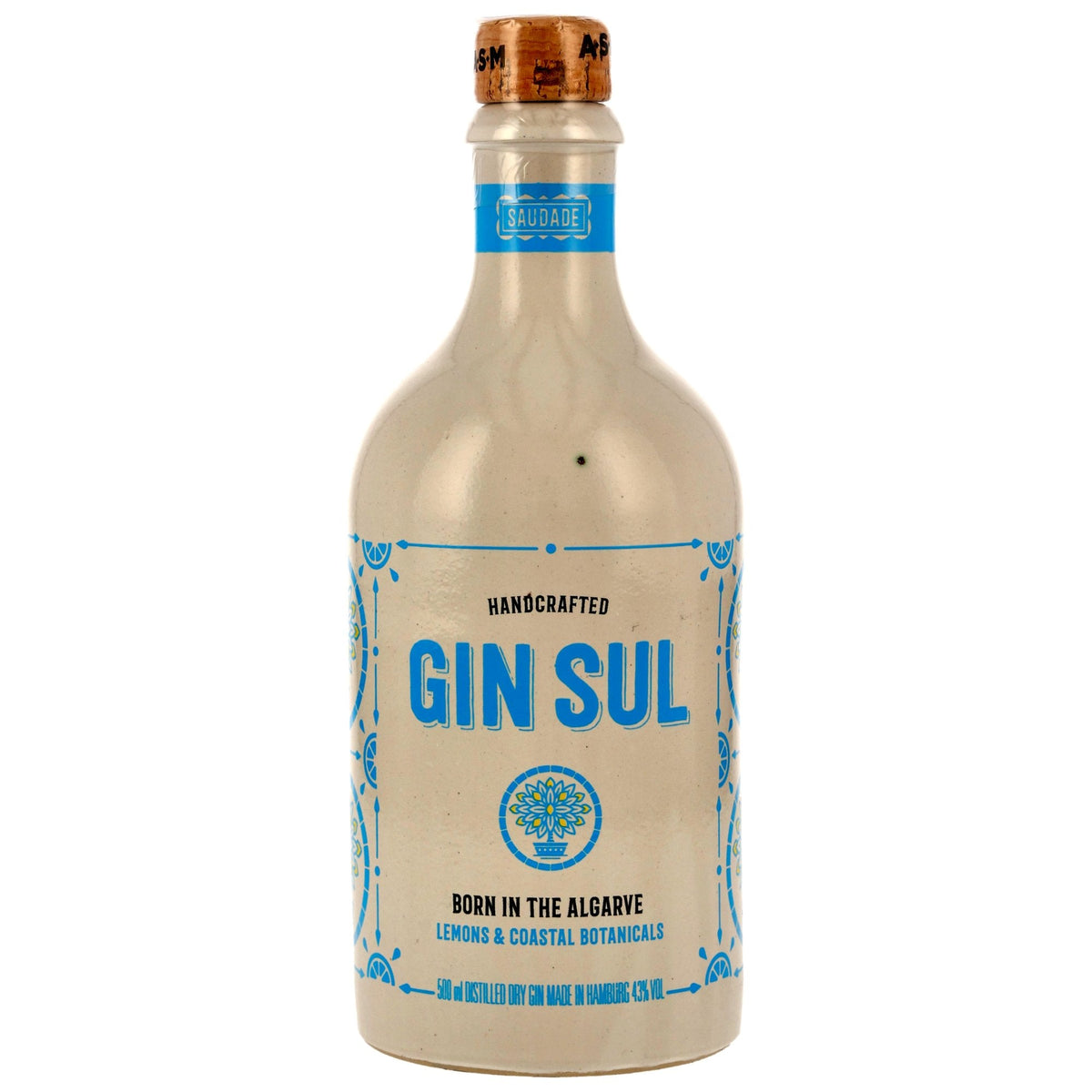 Schwarzbach Spirits Gin Sul Dry Gin in einer charakteristischen beigen 0,5-Liter-Keramikflasche mit blauem Etikett