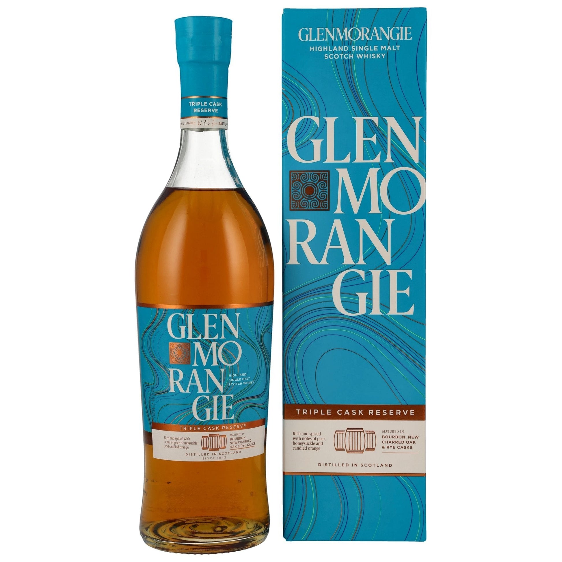 Schwarzbach Spirits: Glenmorangie Triple Cask Reserve Single Malt Scotch Whisky, 40% Vol., 0.7L. Amberfarbene Flüssigkeit in Glasflasche mit blauem Etikett und passender Geschenkbox.
