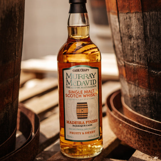 Schwarzbach Spirits Inchgower Madeira Cask Finish Murray McDavid Single Malt Whisky in einer Flasche zwischen Fässern