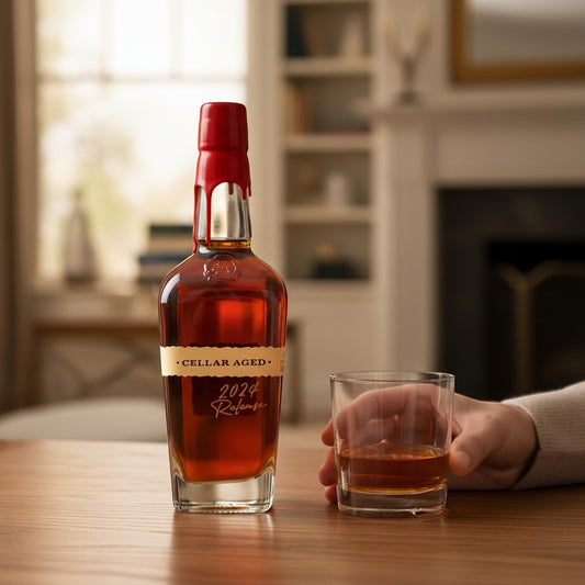 Schwarzbach Spirits Maker's Mark Cellar Aged 2024 Release Bourbon mit 59,7% Vol. in einer Glasflasche mit rotem Wachssiegel und einem Tumbler daneben.