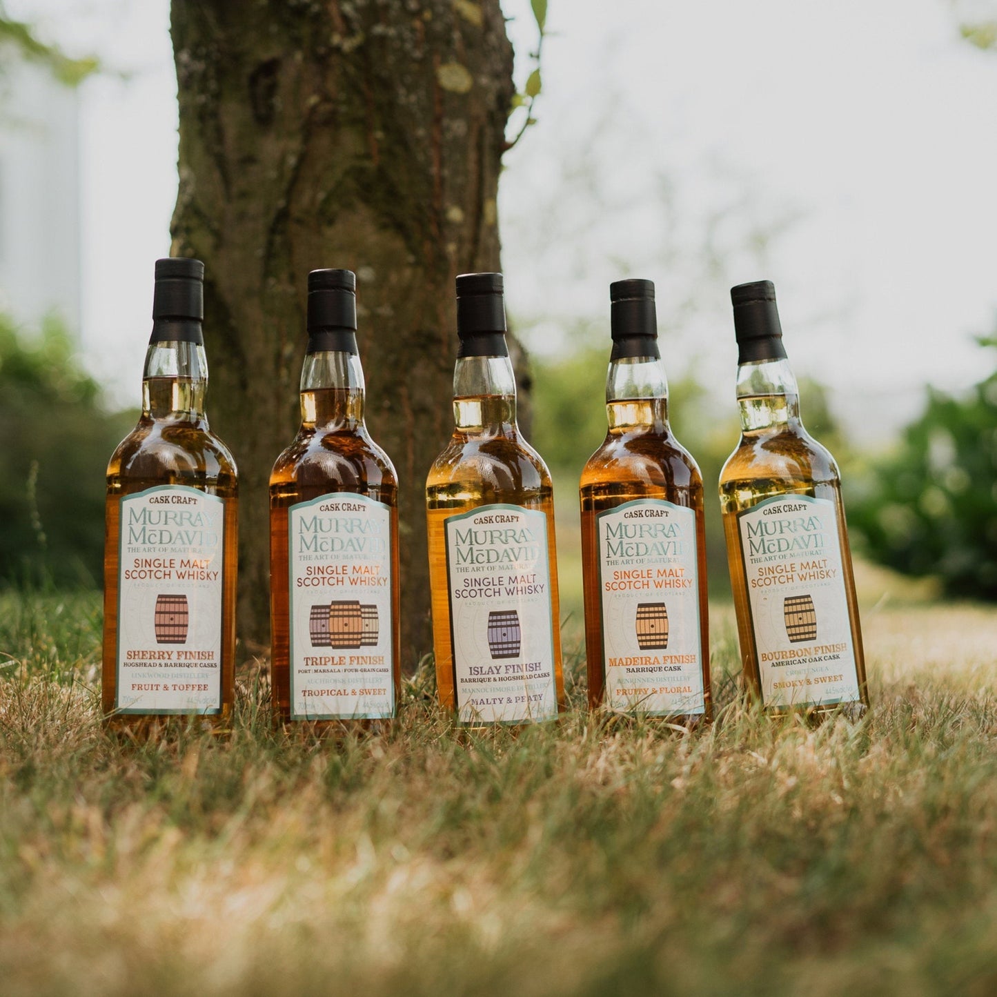 Schwarzbach Spirits präsentiert die Murray McDavid Cask Craft Collection: fünf verschiedene Single Malt Whiskys im Gras