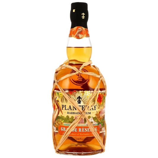Schwarzbach Spirits Planteray Barbados Grande Réserve Rum, 40% Vol., 0.7L. Amber-coloured rum with tropical motifs and raffia netting.