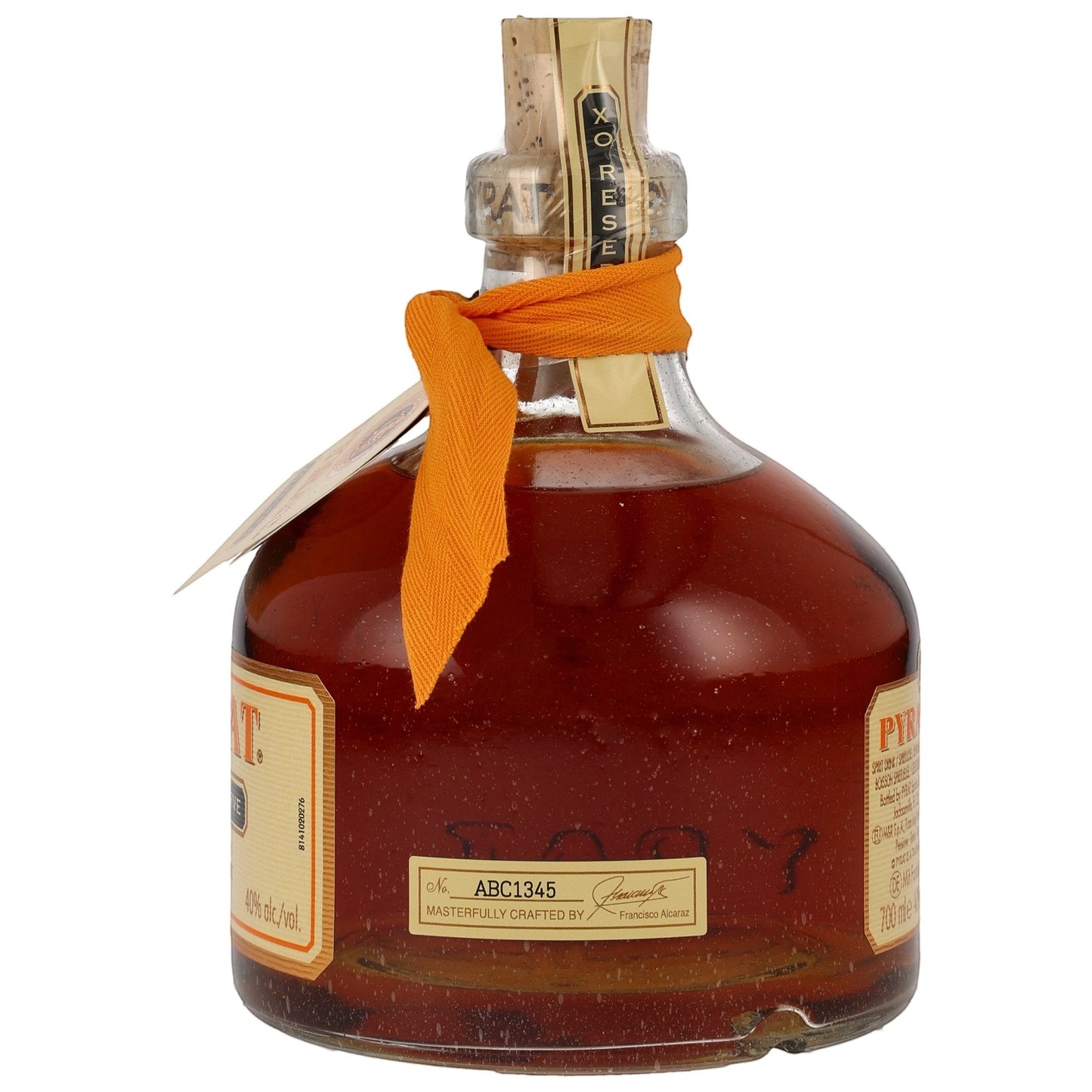 Schwarzbach Spirits Pyrat XO Reserve Rum in einer bauchigen Flasche mit orangefarbenem Band und Korkverschluss