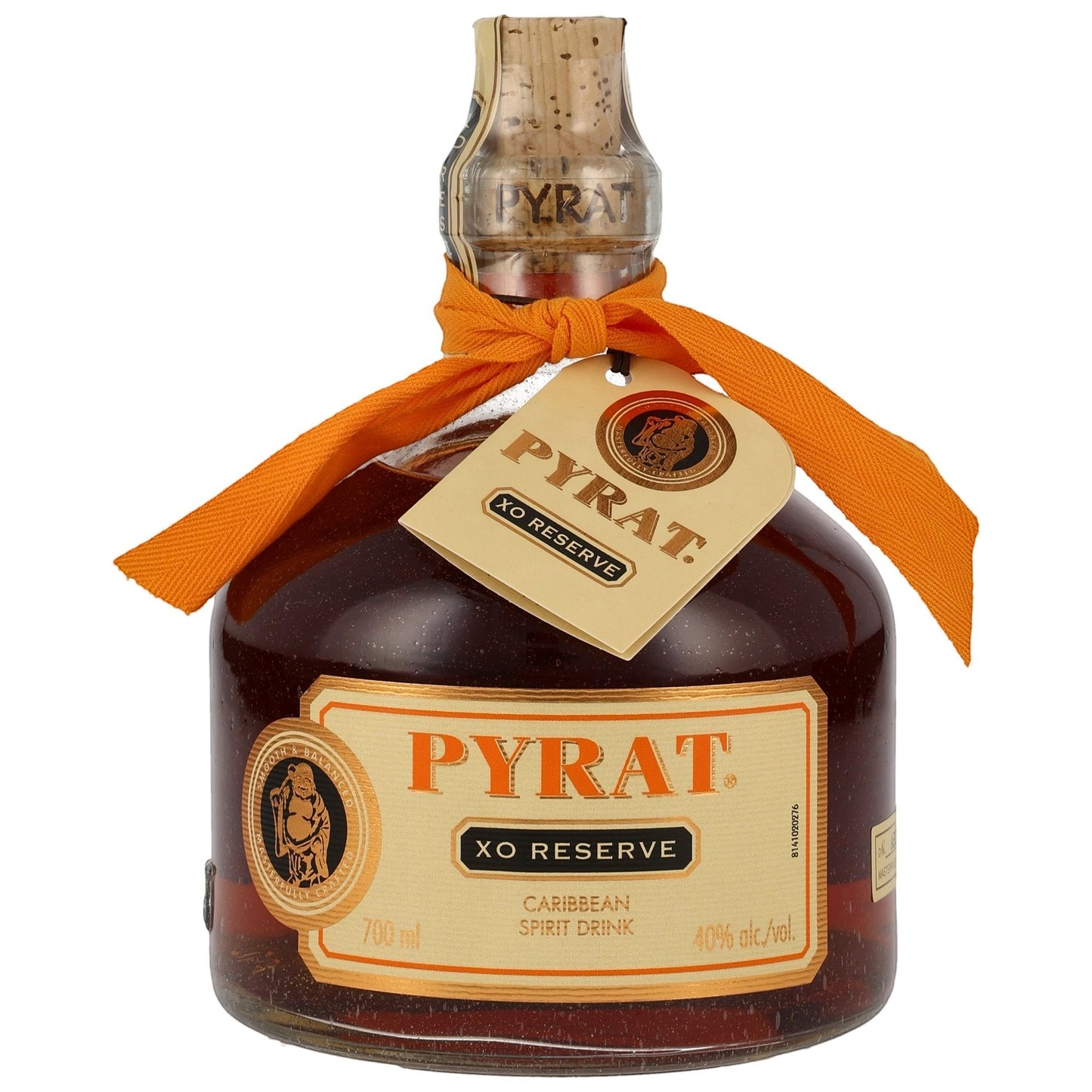 Schwarzbach Spirits Pyrat XO Reserve Rum in einer markanten Flasche mit orangefarbenem Band und Hoti-Mönch-Amulett.
