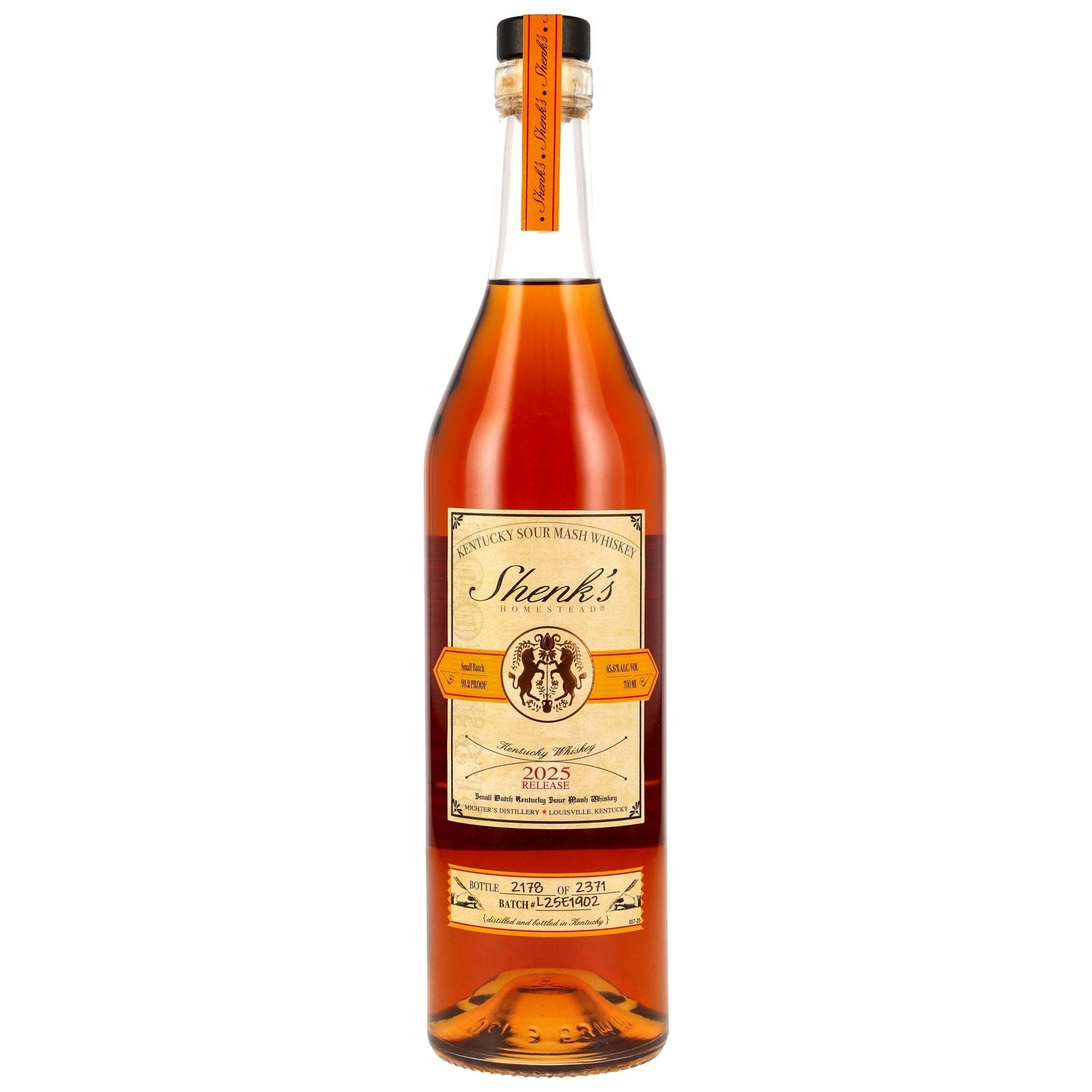 Schwarzbach Spirits Shenk's Homestead Sour Mash Whiskey 2025, 45,6% Vol. in Mahagoniton. Kentucky Sour Mash Whiskey mit Noten von geröstetem Zucker, Honig, Zimt und Toffee.