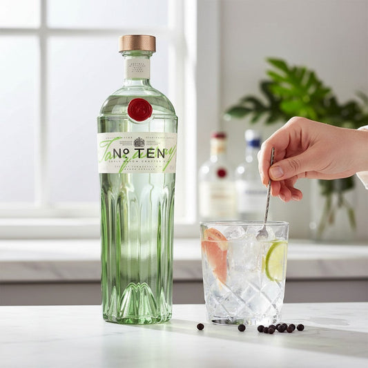 Schwarzbach Spirits Tanqueray No. Ten Gin Liter mit Zitrusnoten und Wacholder, 47,3% Vol. in einer grünen Glasflasche.